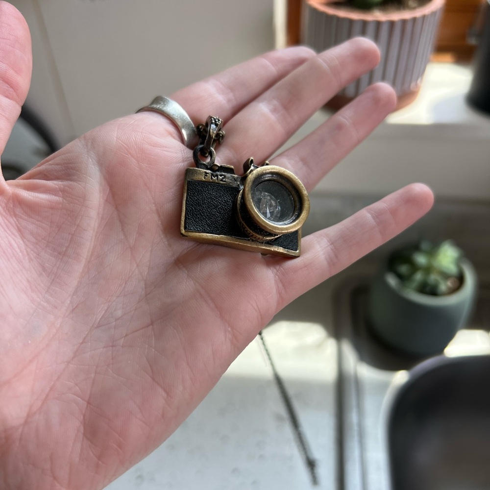 Vintage Style Black and Gold Camera Pendant - Picture 9 of 11